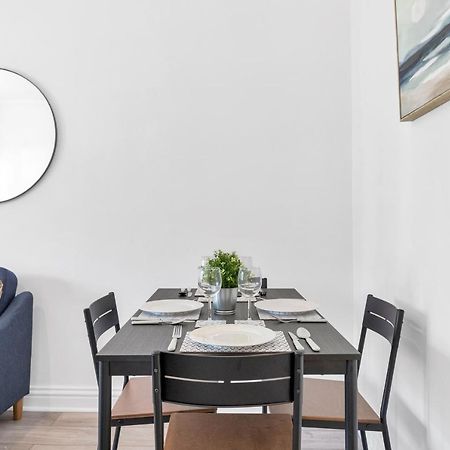 Modern Two Bedroom Apartment With Free Parking! Лондон Екстериор снимка
