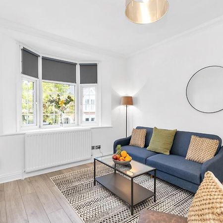 Modern Two Bedroom Apartment With Free Parking! Лондон Екстериор снимка