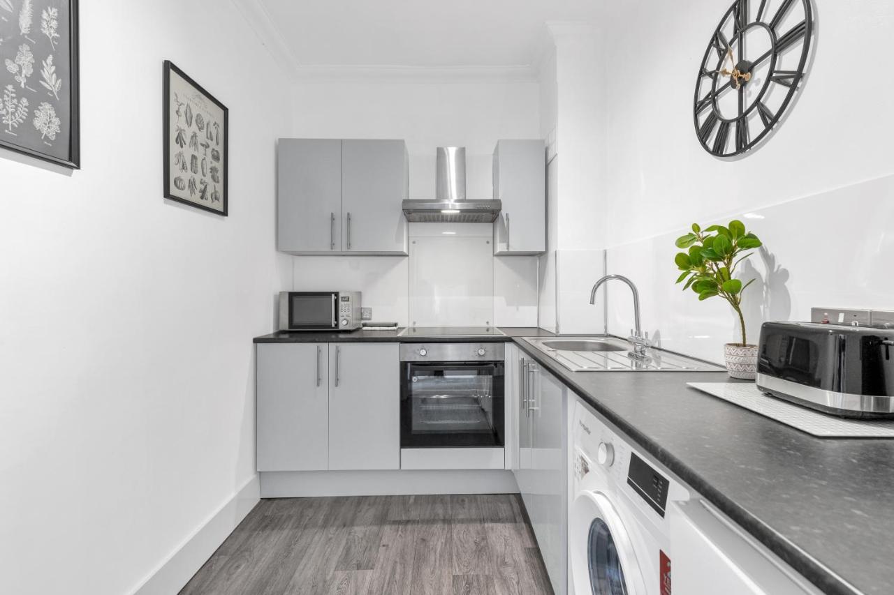 Modern Two Bedroom Apartment With Free Parking! Лондон Екстериор снимка