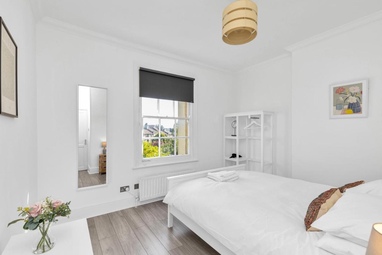 Modern Two Bedroom Apartment With Free Parking! Лондон Екстериор снимка