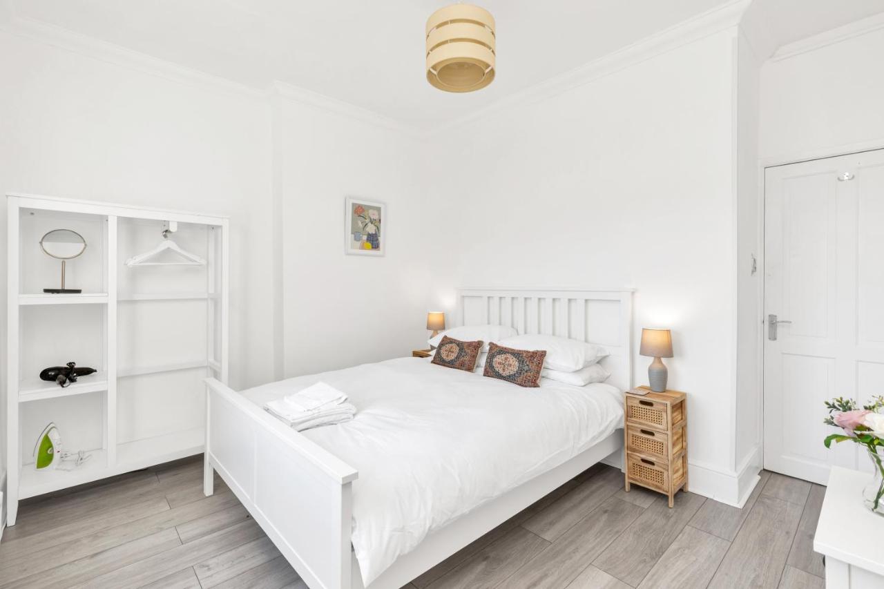 Modern Two Bedroom Apartment With Free Parking! Лондон Екстериор снимка